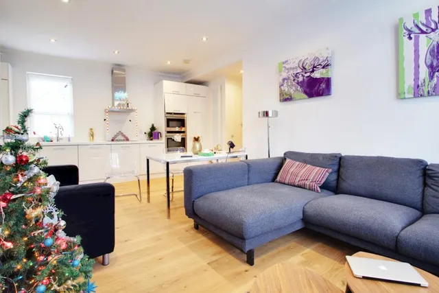 Bromells Road, SW4, photo 1