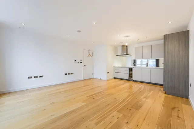 Photo 3 — Apartment 47, Glenbrook Apartments, London