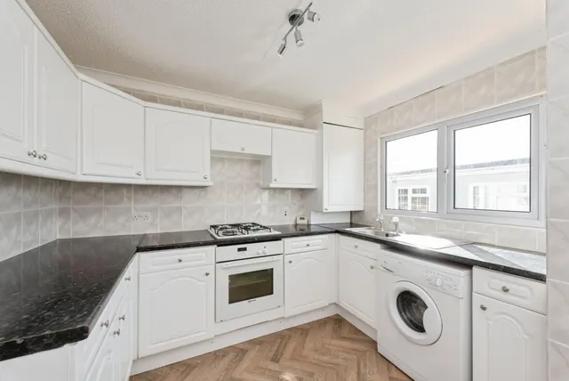 Mead Lane, Chertsey, KT16, photo 2