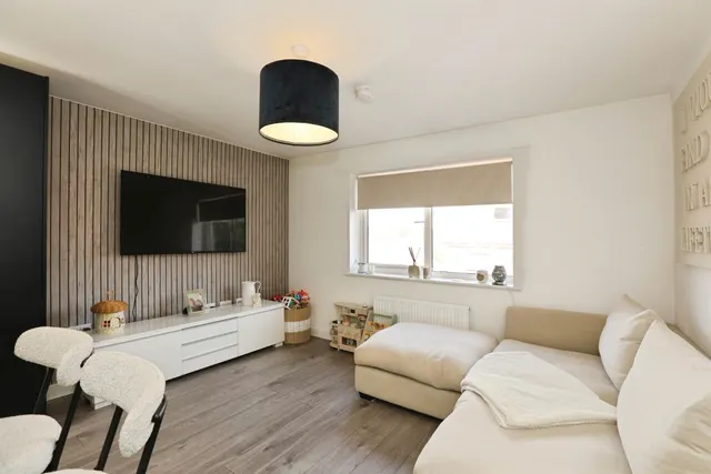 Thistly Field, East Grinstead, RH19, photo 3
