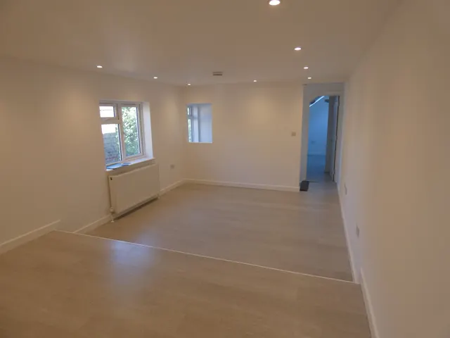 Greenford Avenue, Hanwell, W7, photo 1