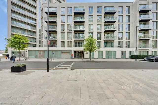 Admiralty Avenue, London, E16, photo 1