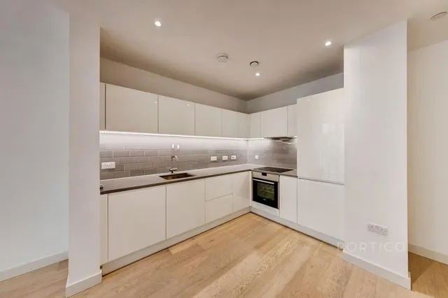 Admiralty Avenue, London, E16, photo 3