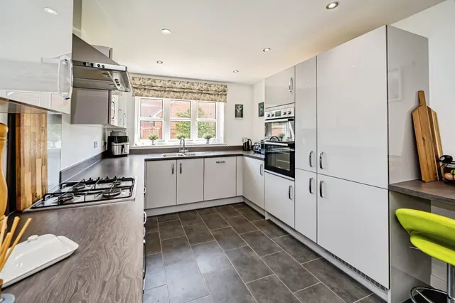 Farleigh Drive, Berryfields, HP18, photo 3