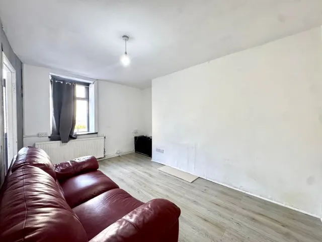 Yew Street, Troedyrhiw, CF48, photo 3