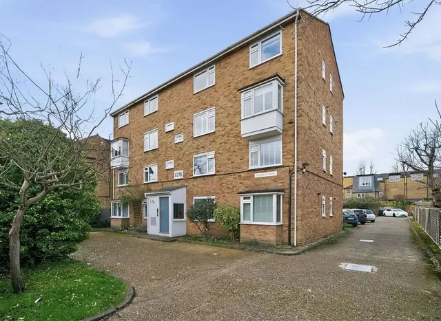 Kingston Road, Teddington, TW11, photo 1