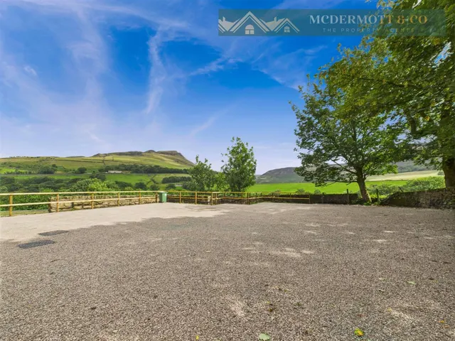 Bradburys Lane, Greenfield, OL3, photo 2