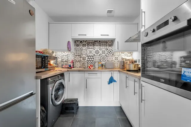 Farm Close, Staines-upon-Thames, TW18, photo 2