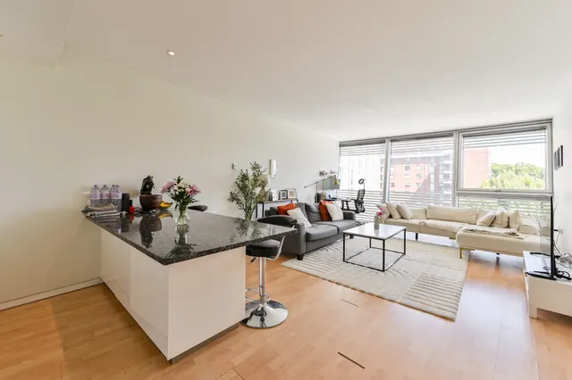 D42 Albion Riverside Building, 8 Hester Road, London, photo 1