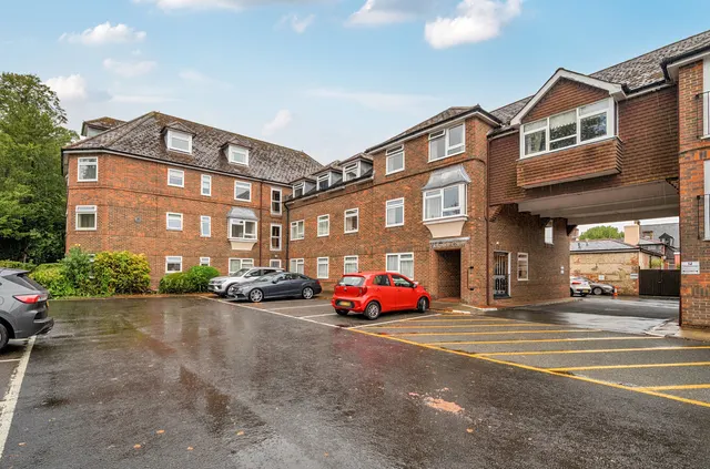 Market Square, Alton, GU34, photo 1