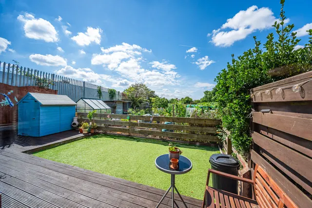 Photo 3 — 22 Denis Reeve Close, Mitcham
