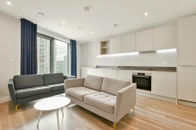 Showflat 4 (3 Bed), Momento Kew Bridge, Brentford, photo 1