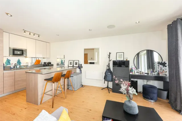 East Drive, Beaufort Park, NW9, photo 3