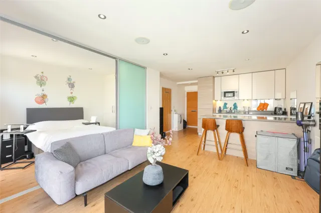 East Drive, Beaufort Park, NW9, photo 1