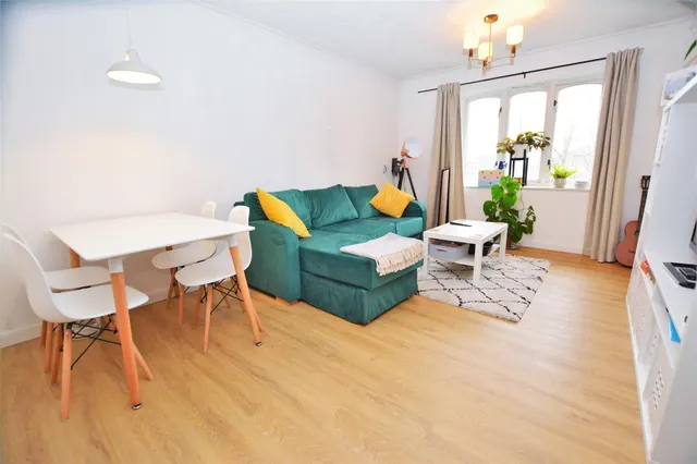 Longfield Drive, London, CR4, photo 1