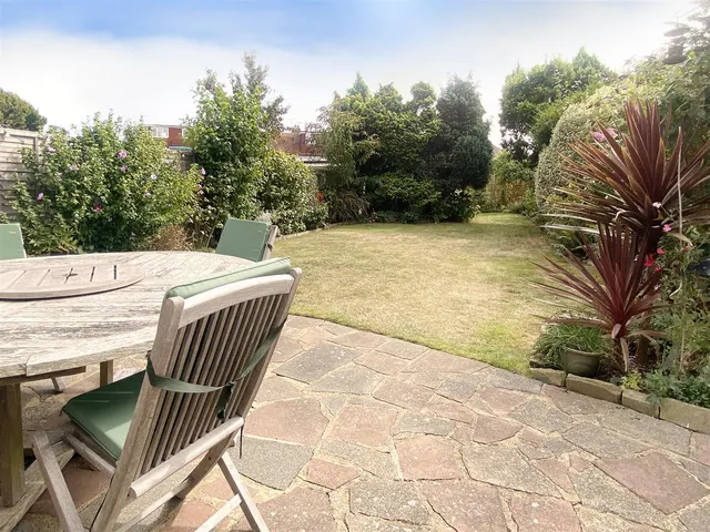 Walders Road, Rustington, photo 2