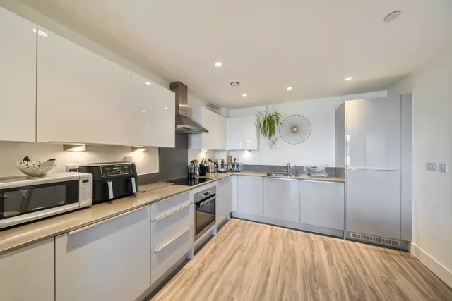Burnt Oak Broadway, Edgware, HA8, photo 2