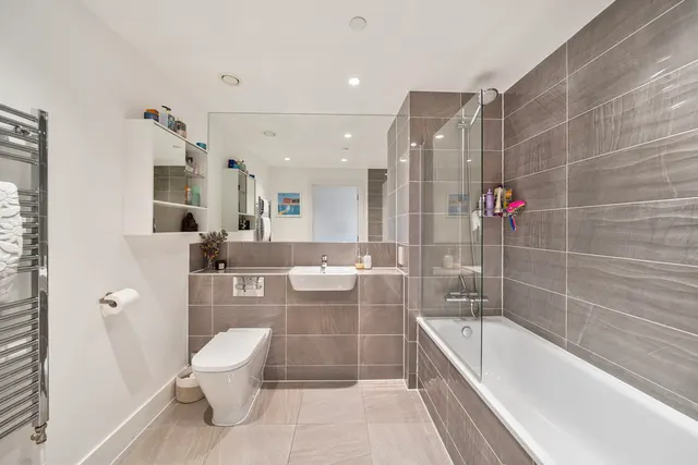 Burnt Oak Broadway, Edgware, HA8, photo 3