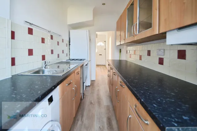 Hersham Road, KT12, photo 3