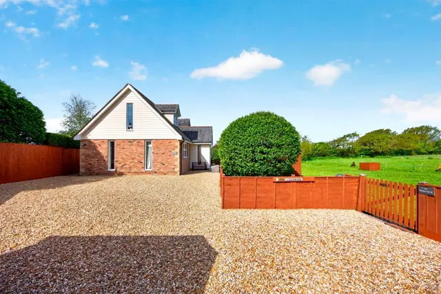 Station Road, Ningwood, PO41, photo 2