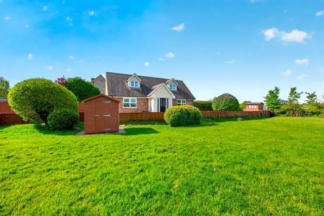 Station Road, Ningwood, PO41, photo 1