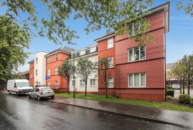 Hamilton Court, Hamilton Road, Carrington, photo 1