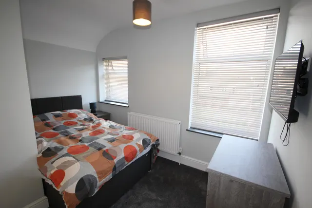 Shobnall Street, Burton upon Trent, DE14, photo 1