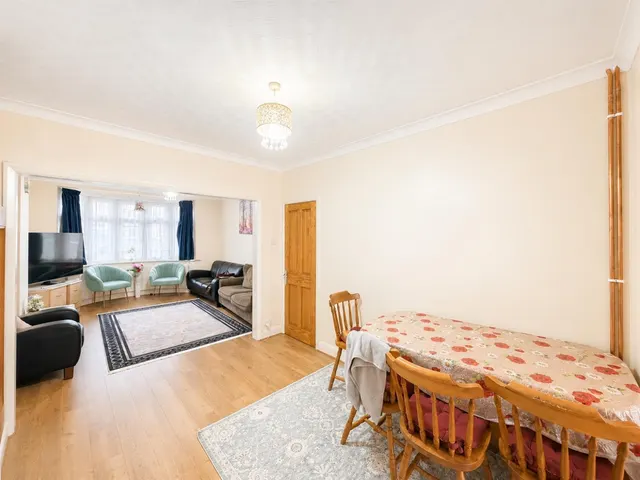 Semi-Detached To LetBeverley Avenue, Hounslow, TW4, photo 2