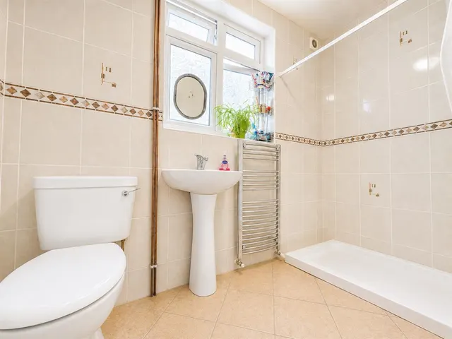 Semi-Detached To LetBeverley Avenue, Hounslow, TW4, photo 3