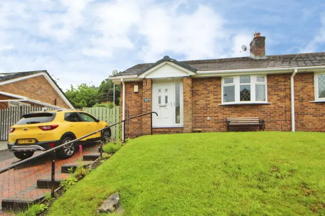 Slant Close, Glossop, Derbyshire, SK13, photo 1