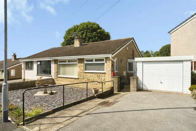 Moor Drive, Oakworth, Keighley, photo 1