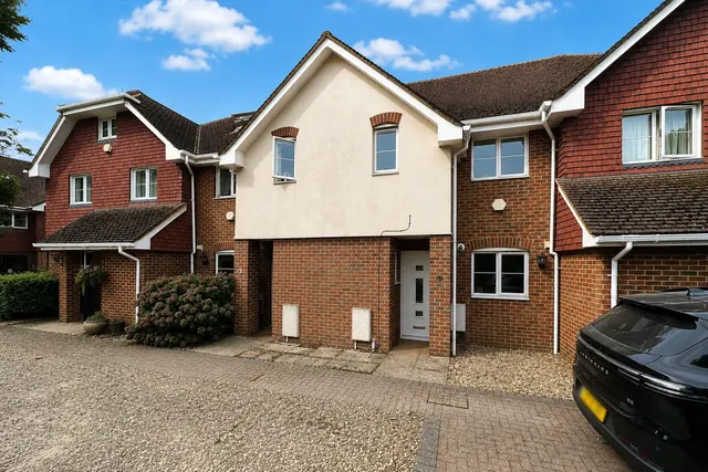 Kingsbridge End, Hook, Hampshire, RG27 9QQ, photo 1
