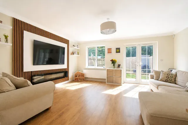 Photo 2 — Kingsbridge End, Hook, Hampshire, RG27 9QQ