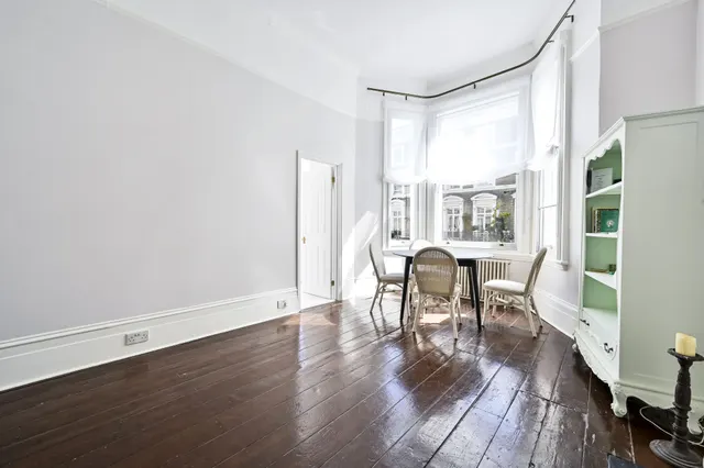 Photo 3 — First Floor, 18 Finborough Road, London