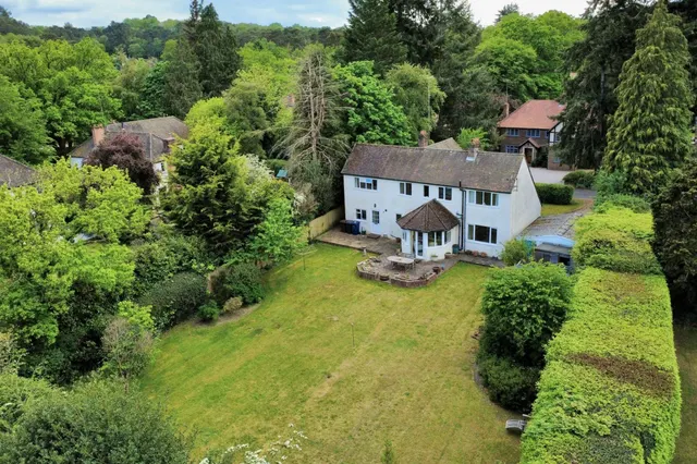 Douglas Grove, Lower Bourne, GU10, photo 2