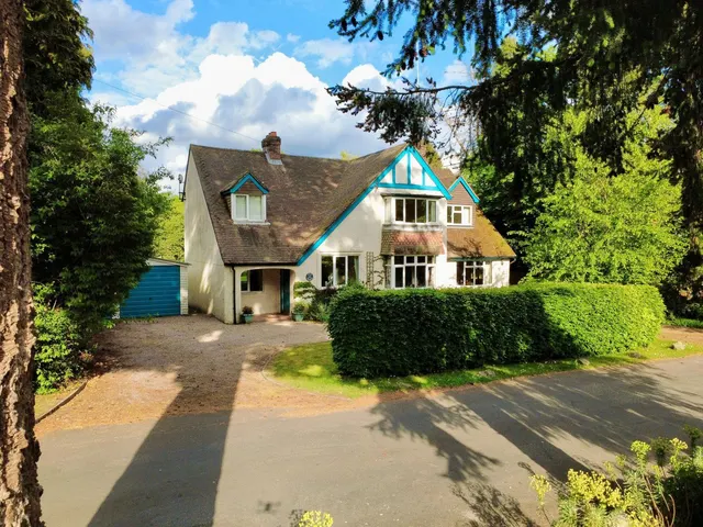 Douglas Grove, Lower Bourne, GU10, photo 1