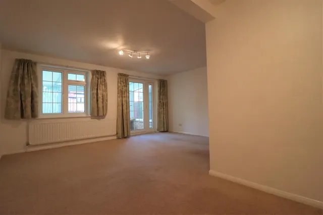 Monarchs Way, Ruislip, HA4, photo 2