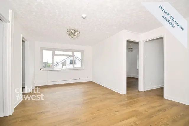 AVAILABLE NOW! Copthorne Bank, Copthorne, RH10, photo 3