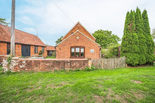 Characterful Cottage in Plumstead Green, photo 3