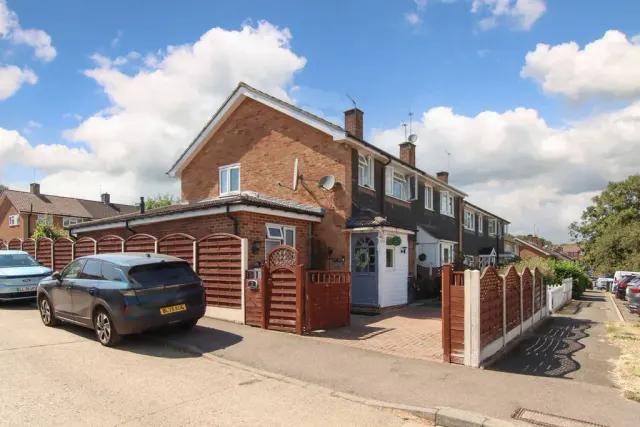 Photo 2 — Fallowfield Walk, Hemel Hempstead, Hertfordshire, HP1 3NZ