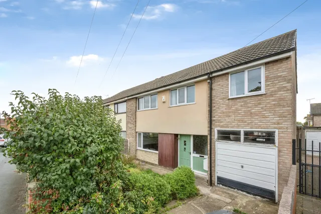 Lutterworth Drive, Adwick-Le-Street, DN6, photo 1