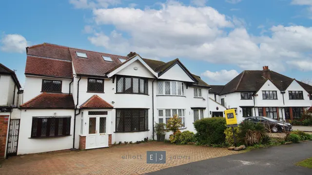 Grange Crescent, Chigwell, photo 1