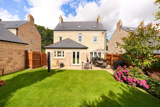 Oxclose Road, LS23, photo 3
