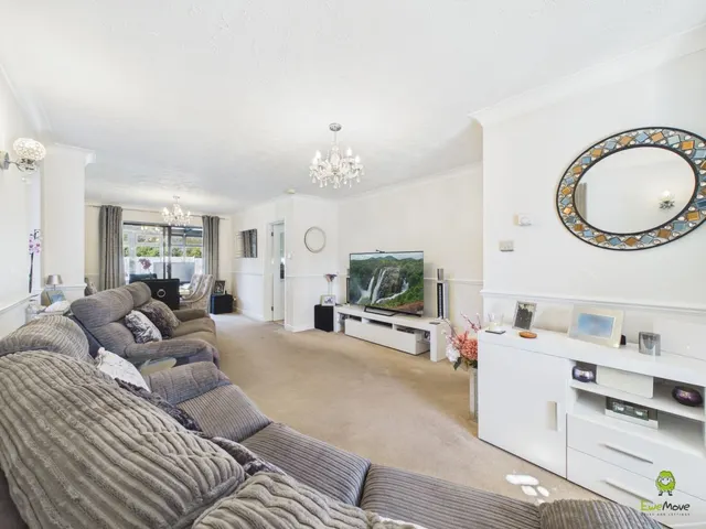 School Crescent, Crayford, DA1, photo 3