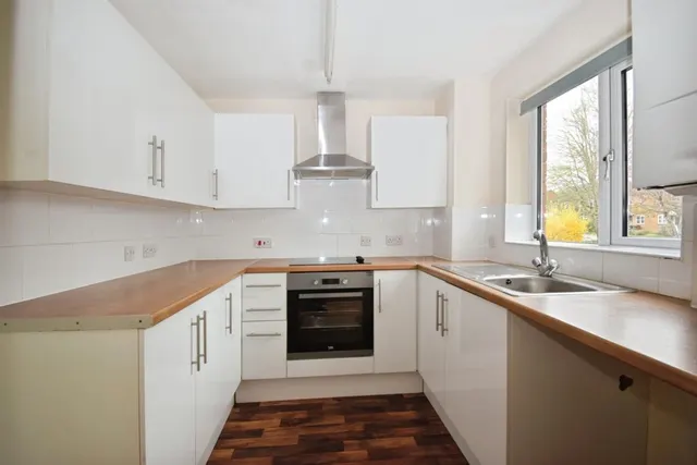 Photo 3 — Oakland Close, Upton-upon-Severn
