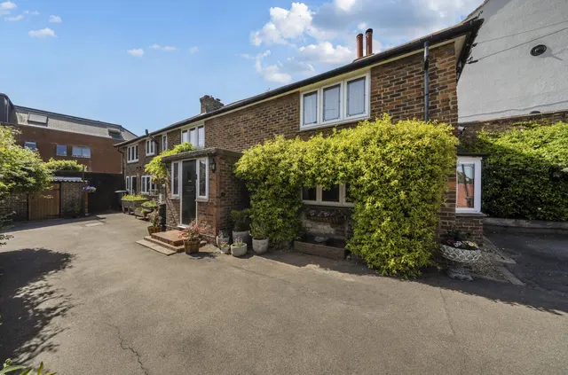 St. James Avenue, Farnham, Surrey, GU9 9QF, photo 1