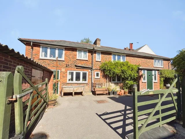 St. James Avenue, Farnham, GU9, photo 1