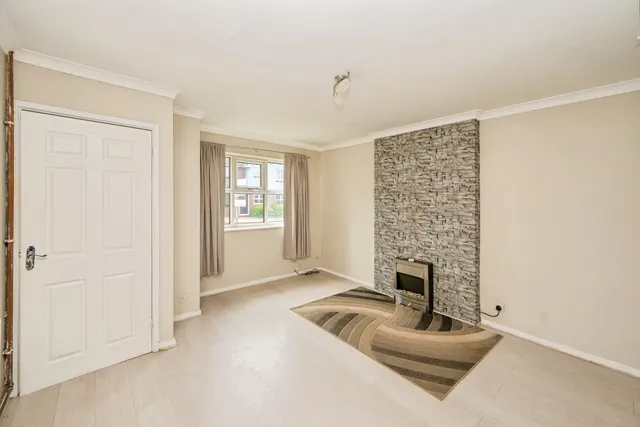 The Larches, Kingsbury, B78, photo 3