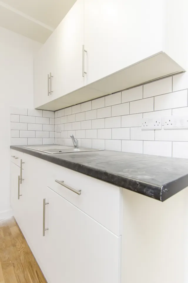 Flat 1, 7 Hawthorn Gardens, London, photo 1