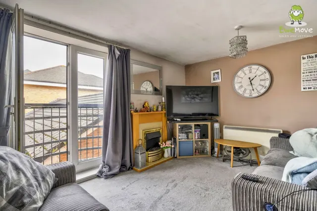 Saltash Road, Swindon, SN2, photo 3